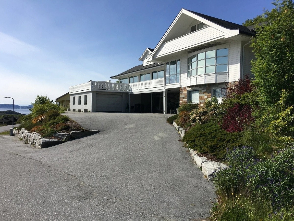 Solfylt og rolig beliggenhet i Hellandshamn leilighet i underetasjen med egen inngang og uteplass Galleribilde
