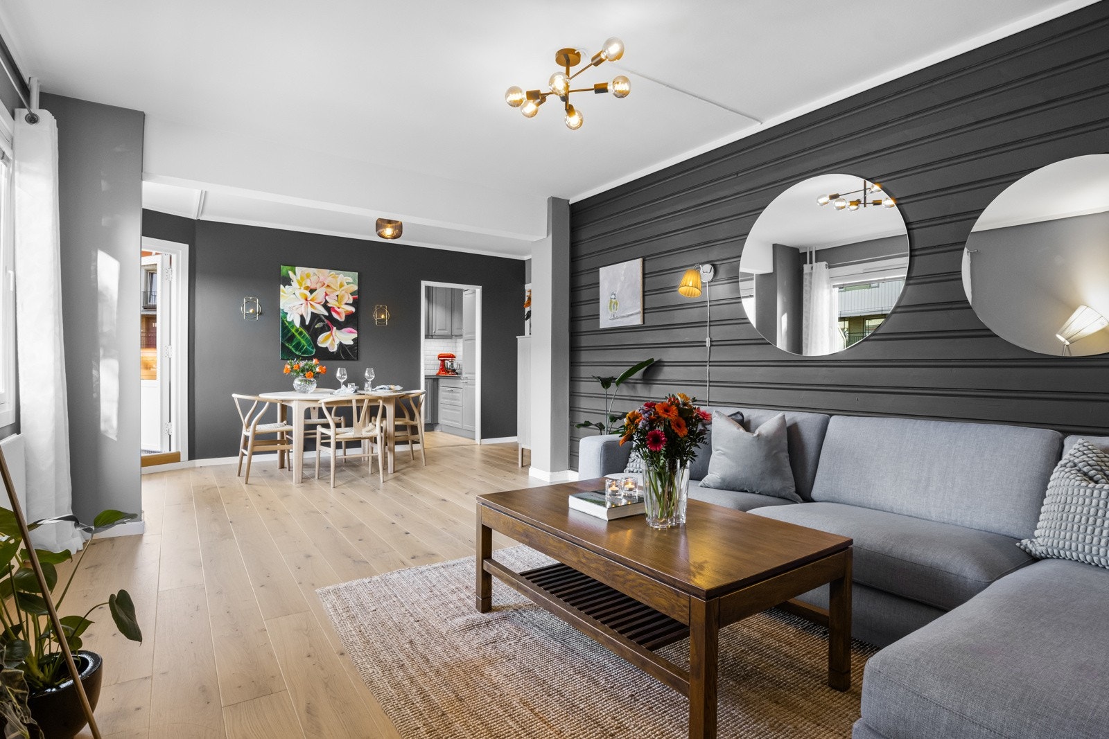 Malt panelvegg i stue Galleribilde