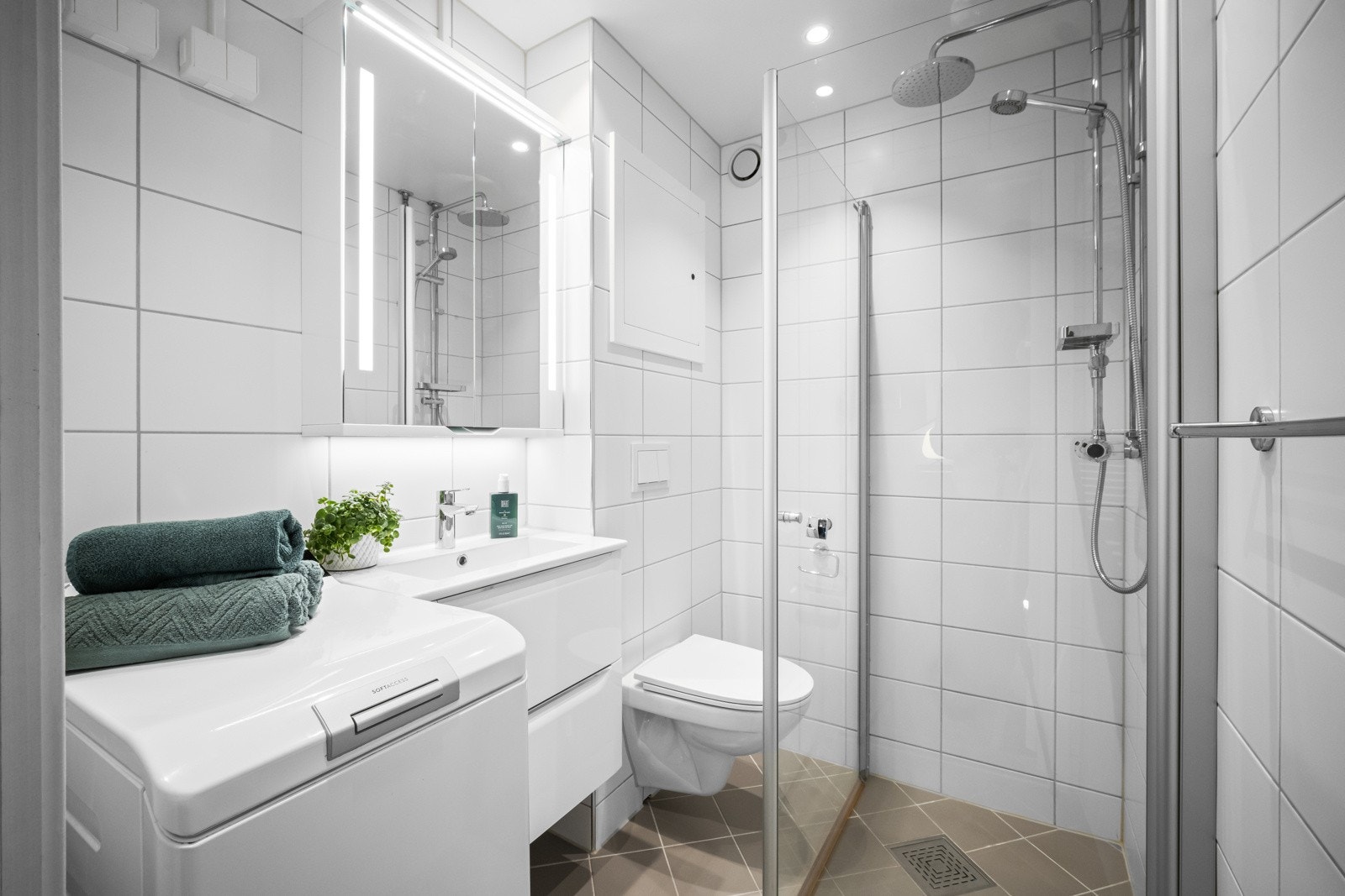 Badet var nytt i 2018, og innbyr til velvære med tidsmessige overflater, rene linjer og regnfallsdusj Galleribilde