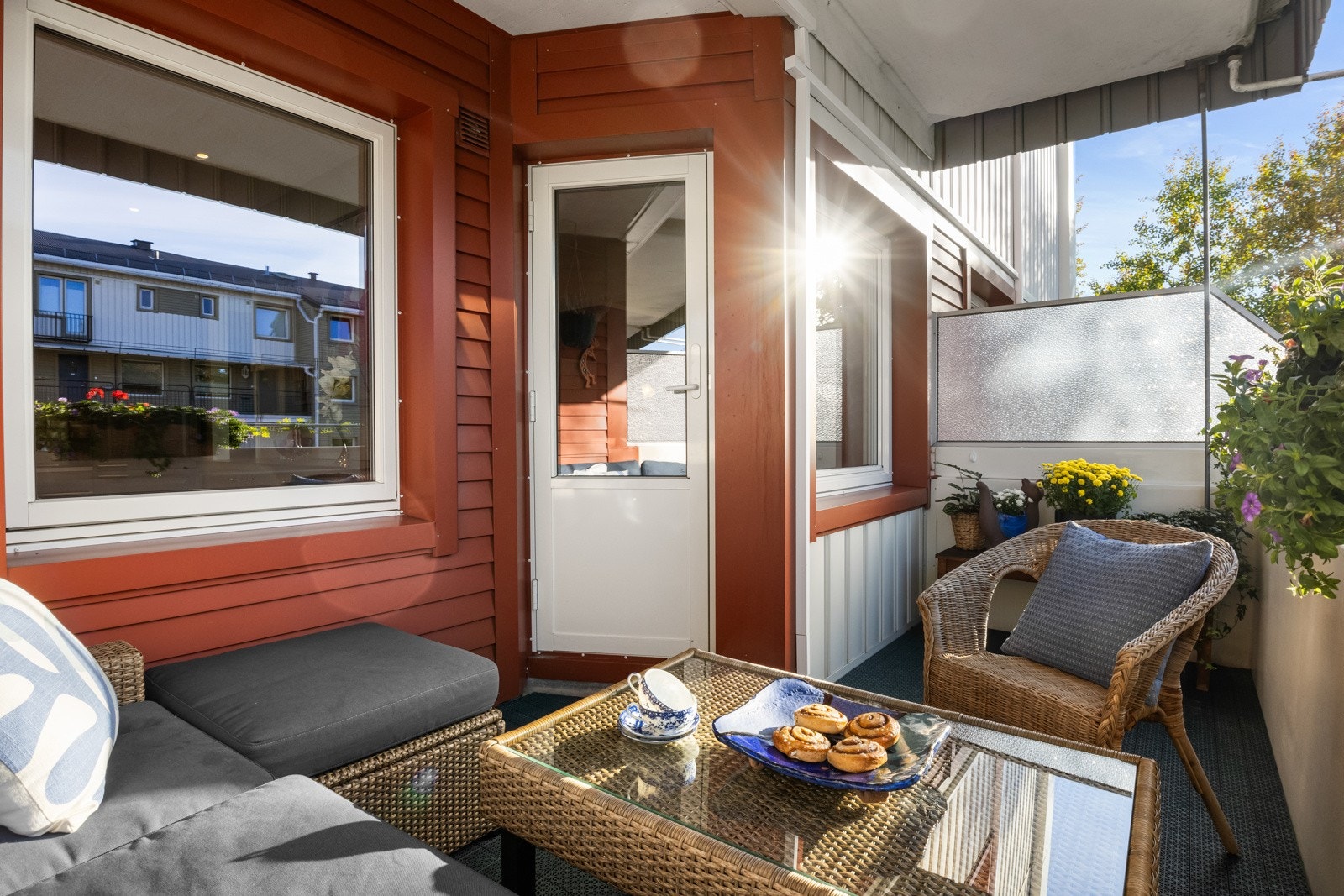 Solrik balkong på ca. 8 kvm med utsyn til fellesareal og nærområdet Galleribilde