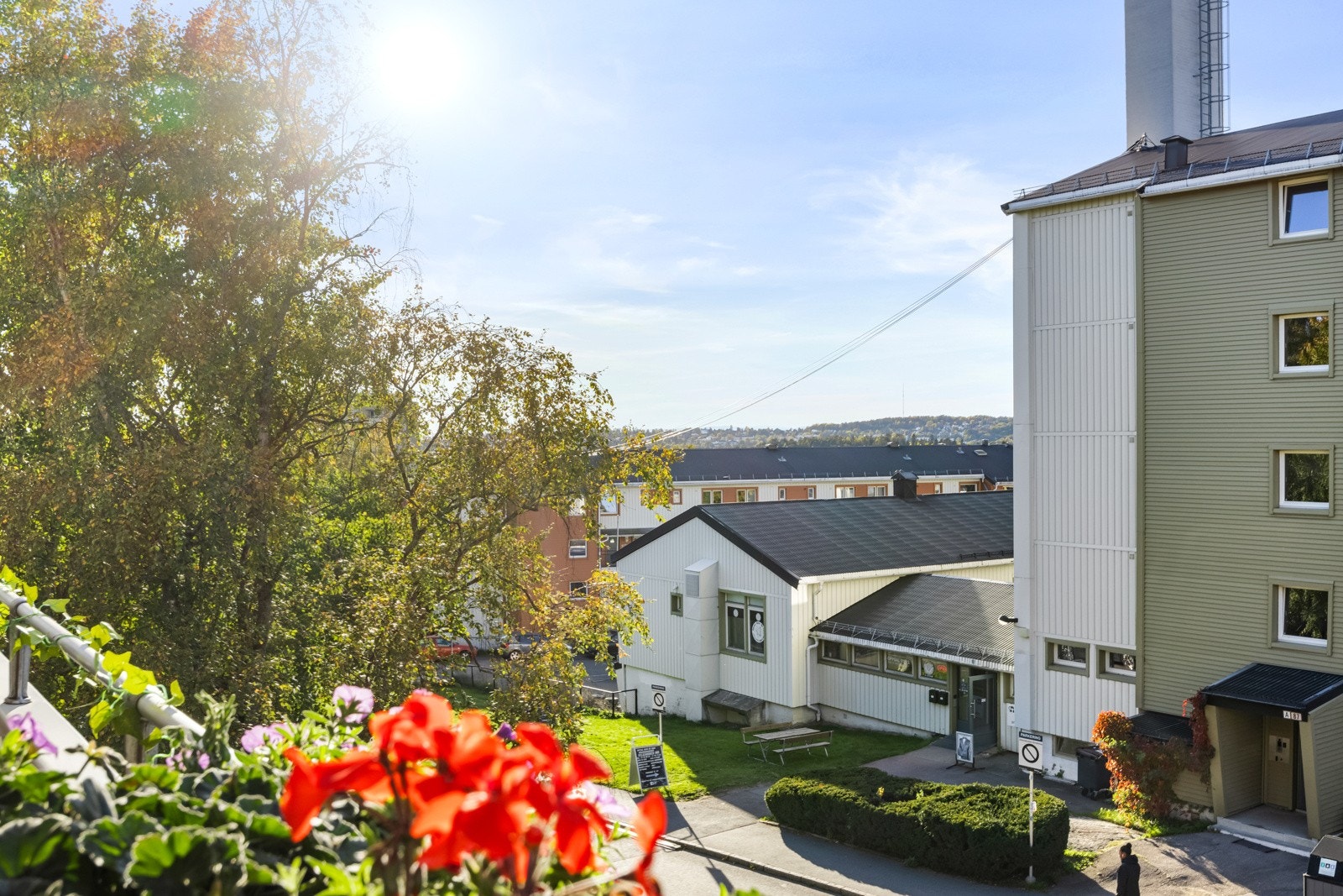 Balkongen har utsikt og flotte solforhold Galleribilde