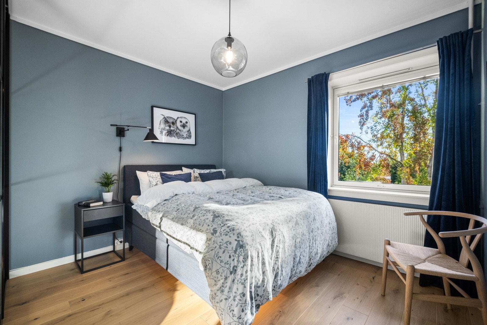 Det er montert innvendige persienner på begge soverom og i stue Galleribilde