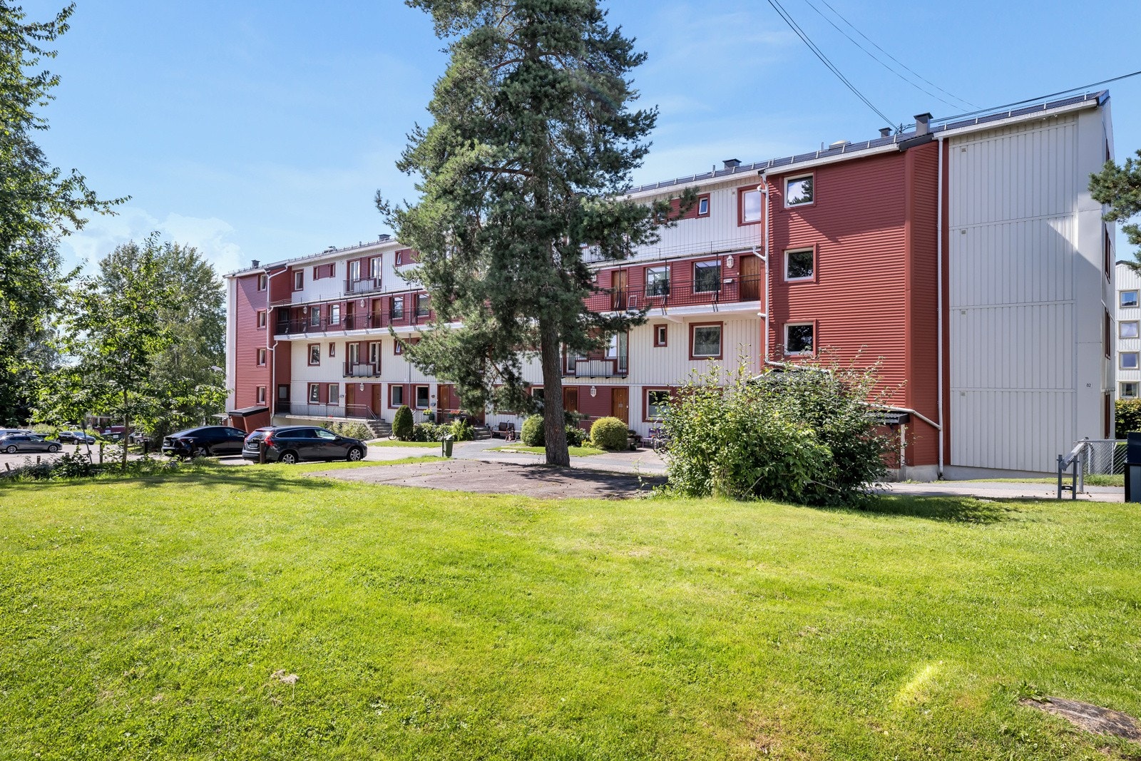 Fellestomten er pent opparbeidet med gressplen, trær, tett hekk og asfalterte internveier, og det er både lekeapparater og sittebenker til felles anvendelse mellom bygningene Galleribilde