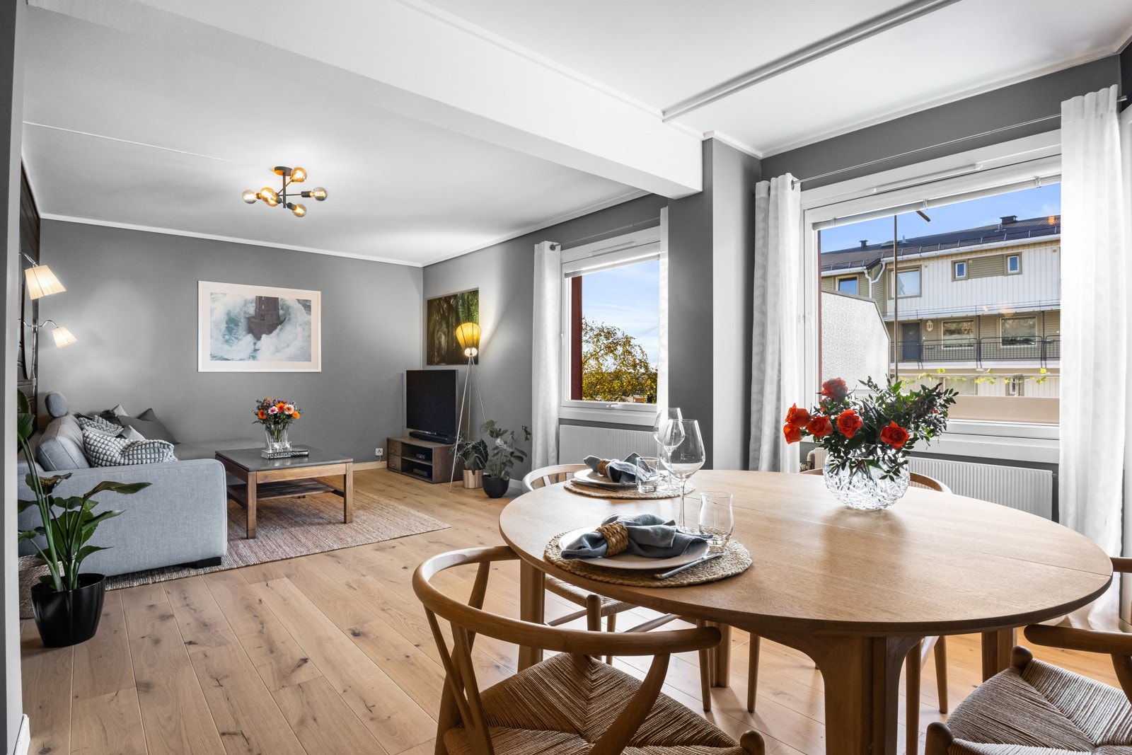 Dagslyset strømmer inn via store, vestvendte vindusflater Galleribilde