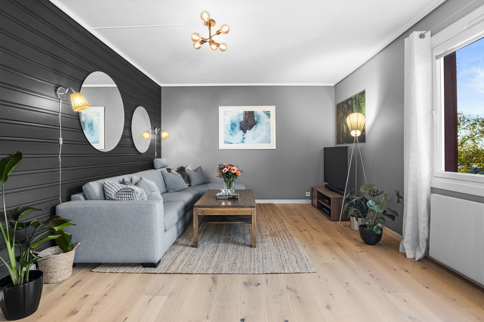 Veggene er malt opp i sort og grått, og det er lagt gyllen, enstavs parkett på gulvet Galleribilde