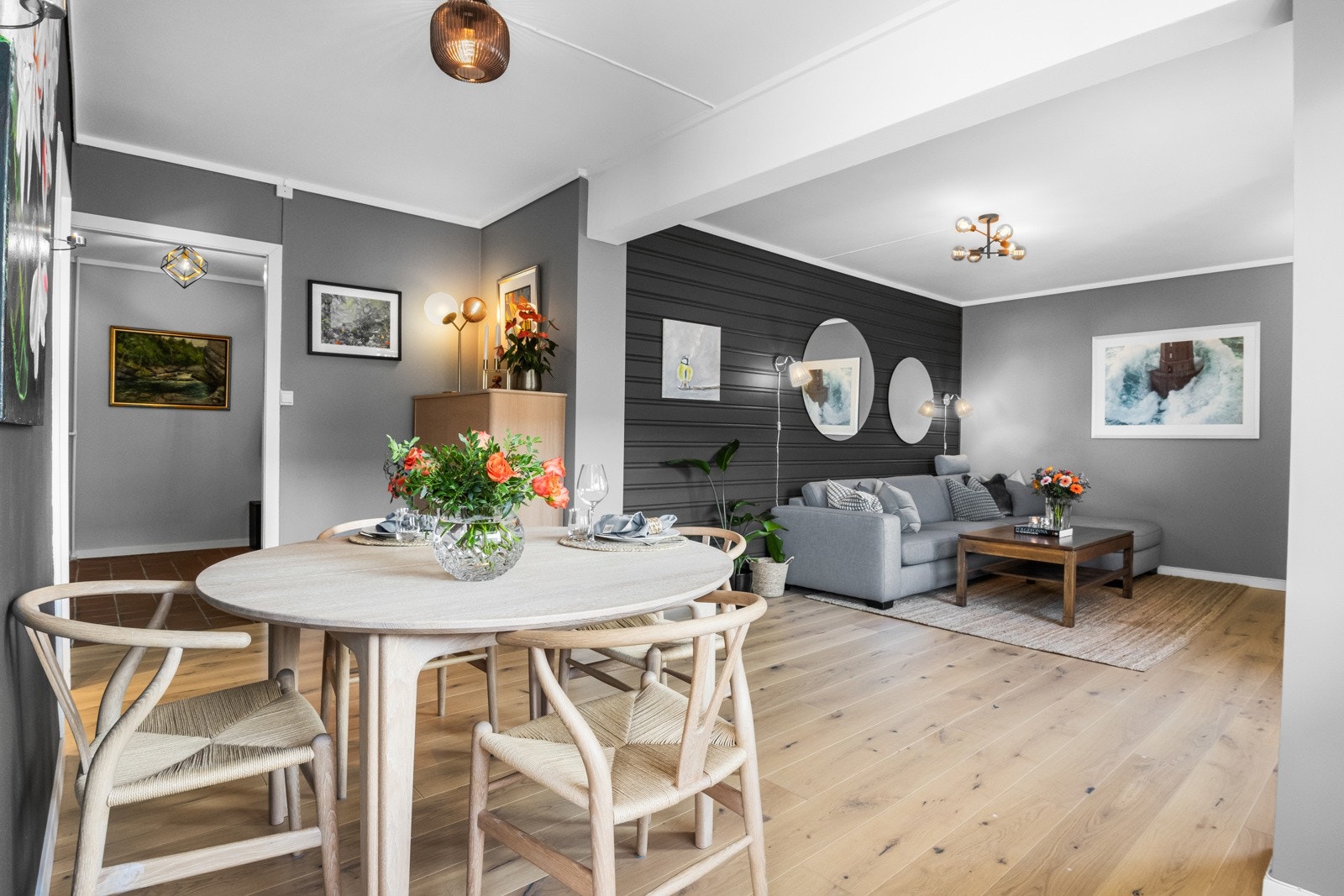 Stuen oppleves som lun og innbydende, med fin møbleringsfrihet og tidsmessige fargevalg Galleribilde