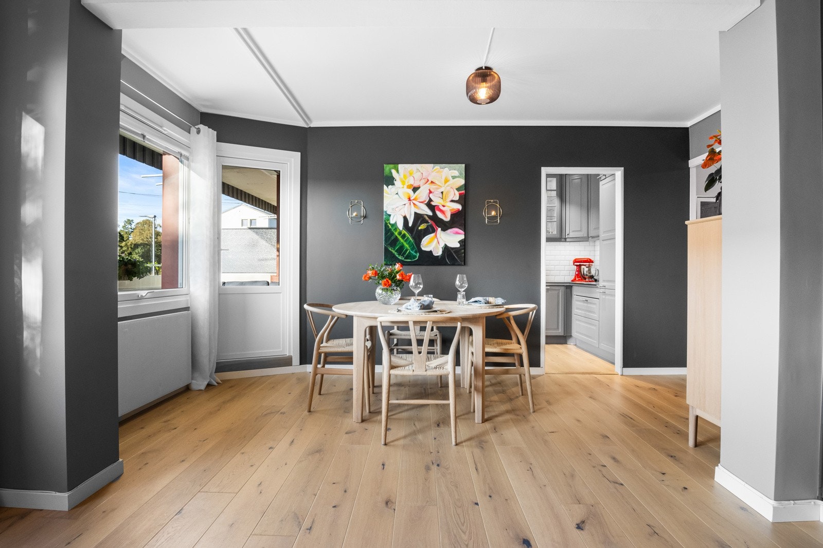 Stuen har utgang til en overbygd balkong i samme himmelretning på ca. 8 kvm. Galleribilde