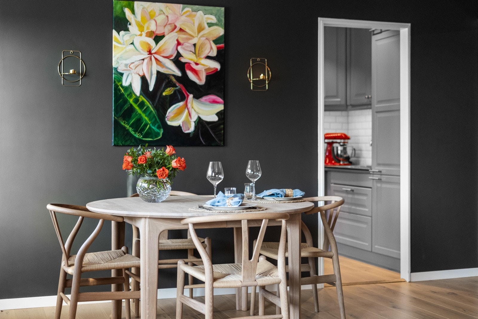 Det er god plass til spisebord i stuen Galleribilde