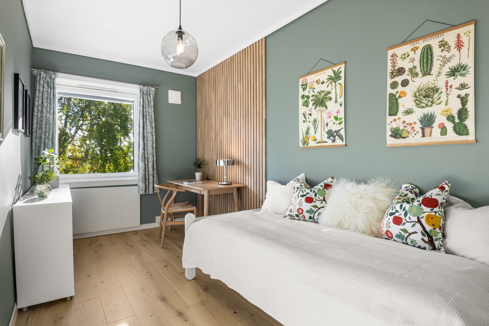 Leiligheten har to lyse og innbydende soverom med god plass til seng og oppbevaring Galleribilde