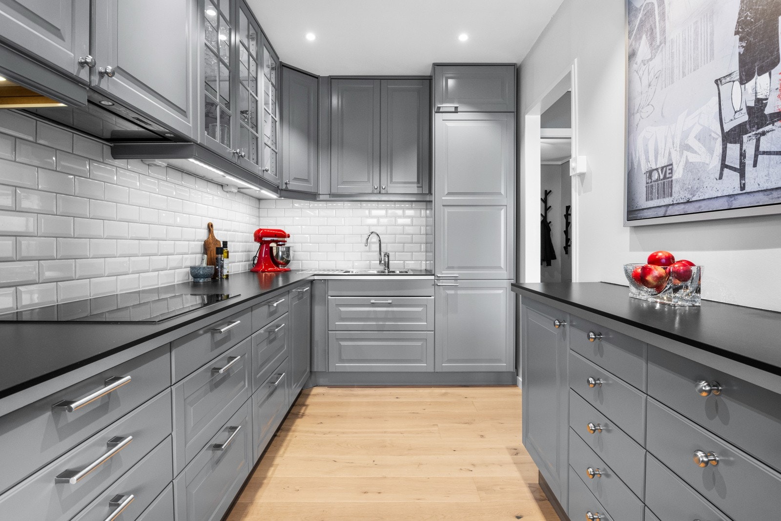 Kjøkkenet er utstyrt med integrerte hvitevarer som oppvaskmaskin, kjøl-/fryseskap, mikrobølgeovn, stekeovn og koketopp, samt ventilator, benkestikk og arbeidsbelysning Galleribilde