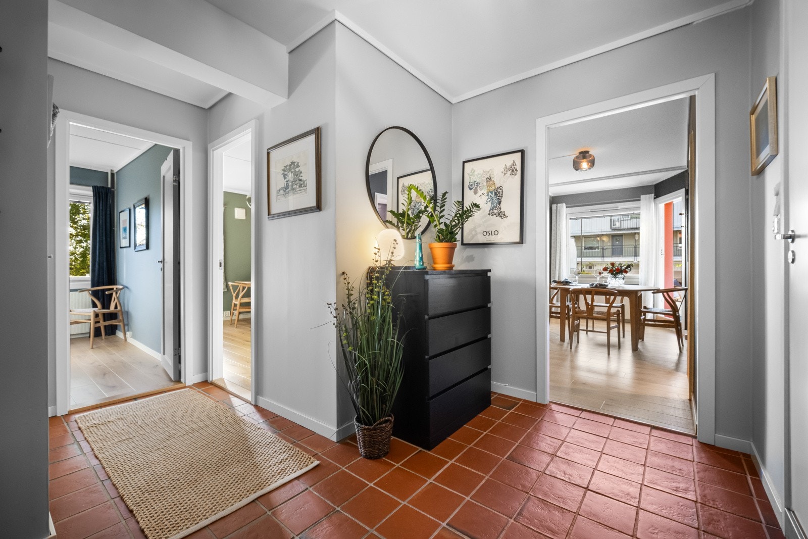 Romslig entre med god plass til oppbevaring av sko og yttertøy Galleribilde