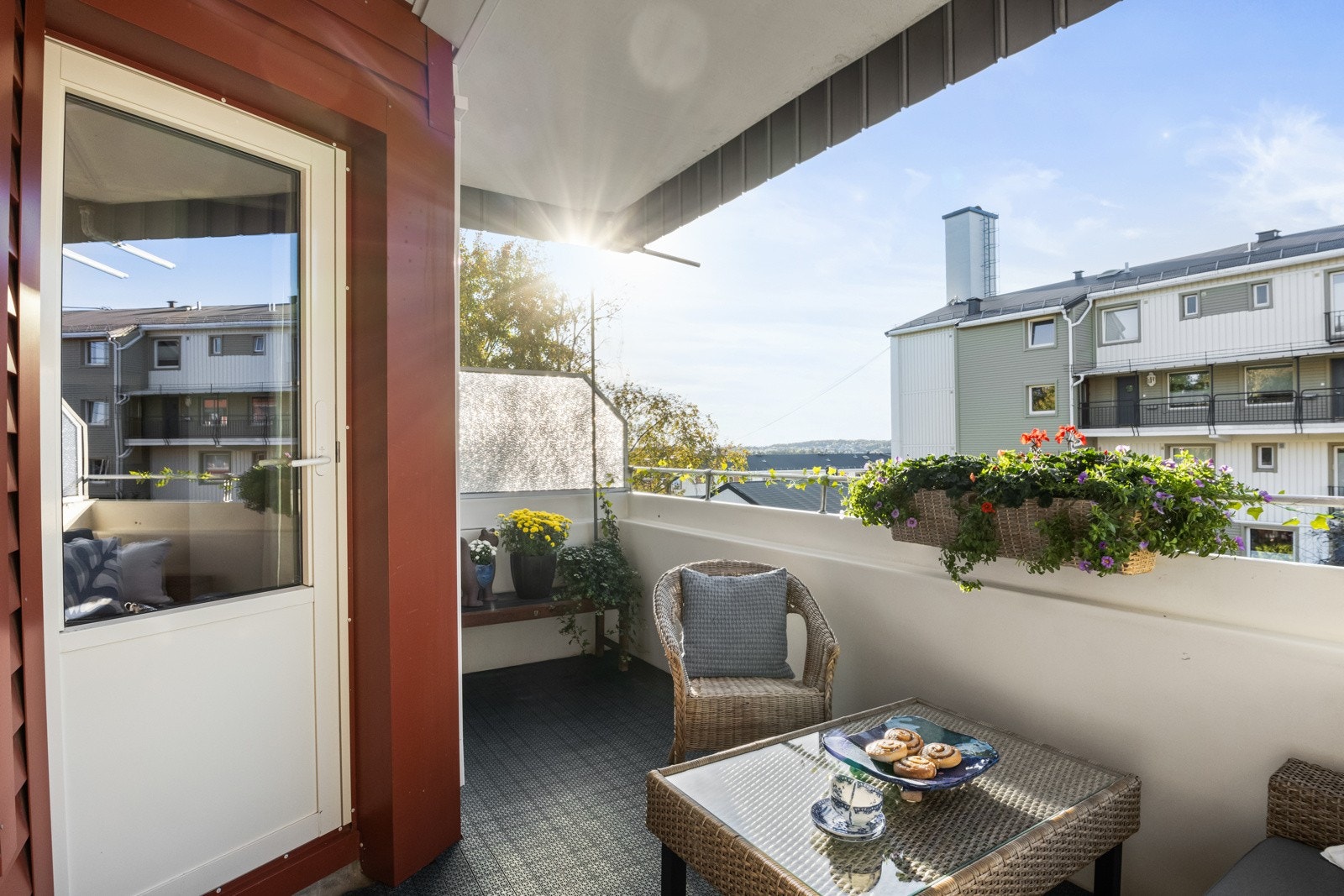 Leiligheten har utgang fra stuen til en nordvestvendt, overbygd balkong på ca. 8 kvm. Galleribilde