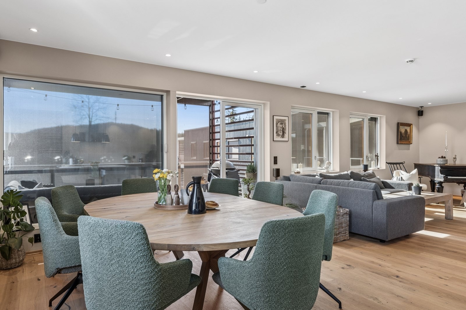 De store vindusflatene slipper inn rikelig med naturlig lys. Det er screen som kan styres via smarthusløsning. Galleribilde