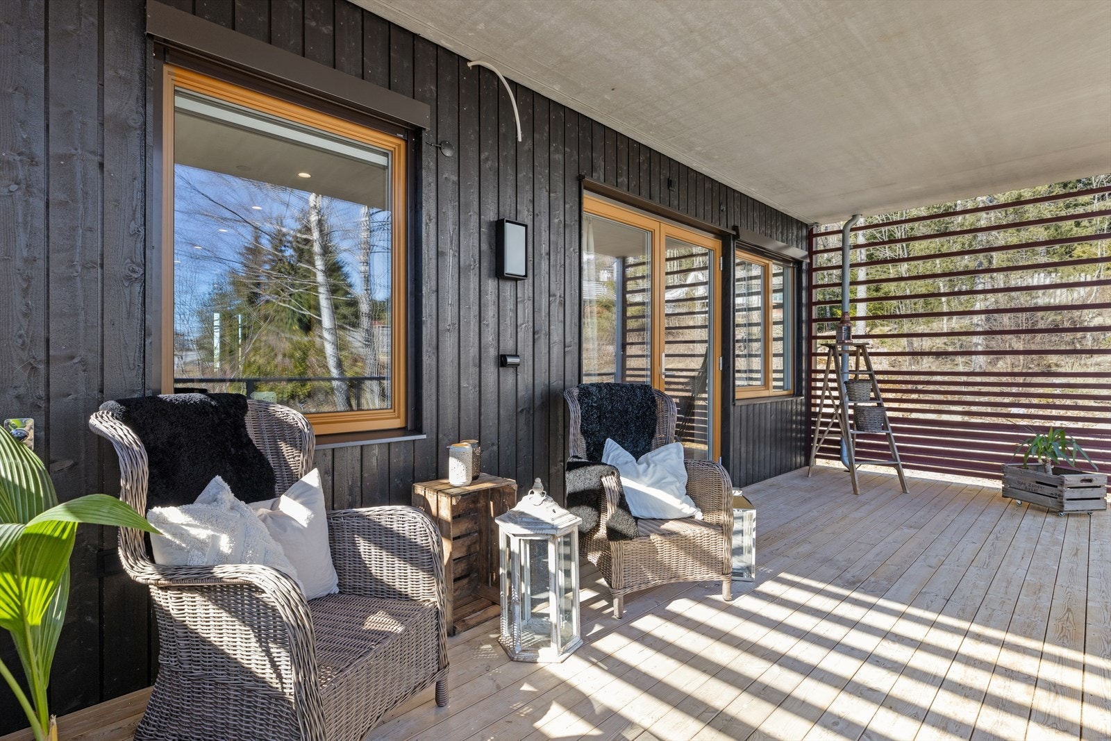 Fra hovedsoverommet er det direkte utgang til boligens andre balkong på hele 18 m² - en perfekt uteplass for rolige morgener eller sene sommerkvelder. Galleribilde