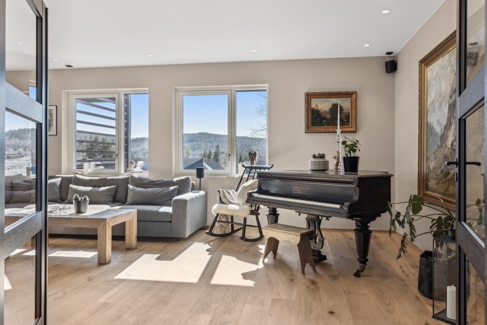 Lekre og påkostede parkettgulv, samt delikate fargevalg på veggene. Galleribilde