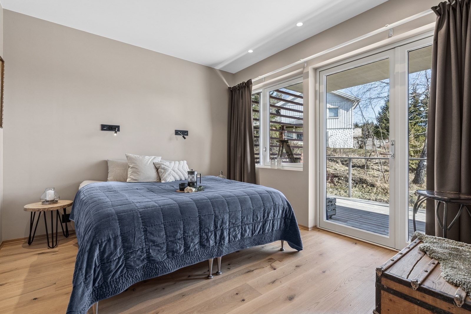 Hovedsoverommet har plass til en dobbeltseng og tilhørende møblement. Galleribilde