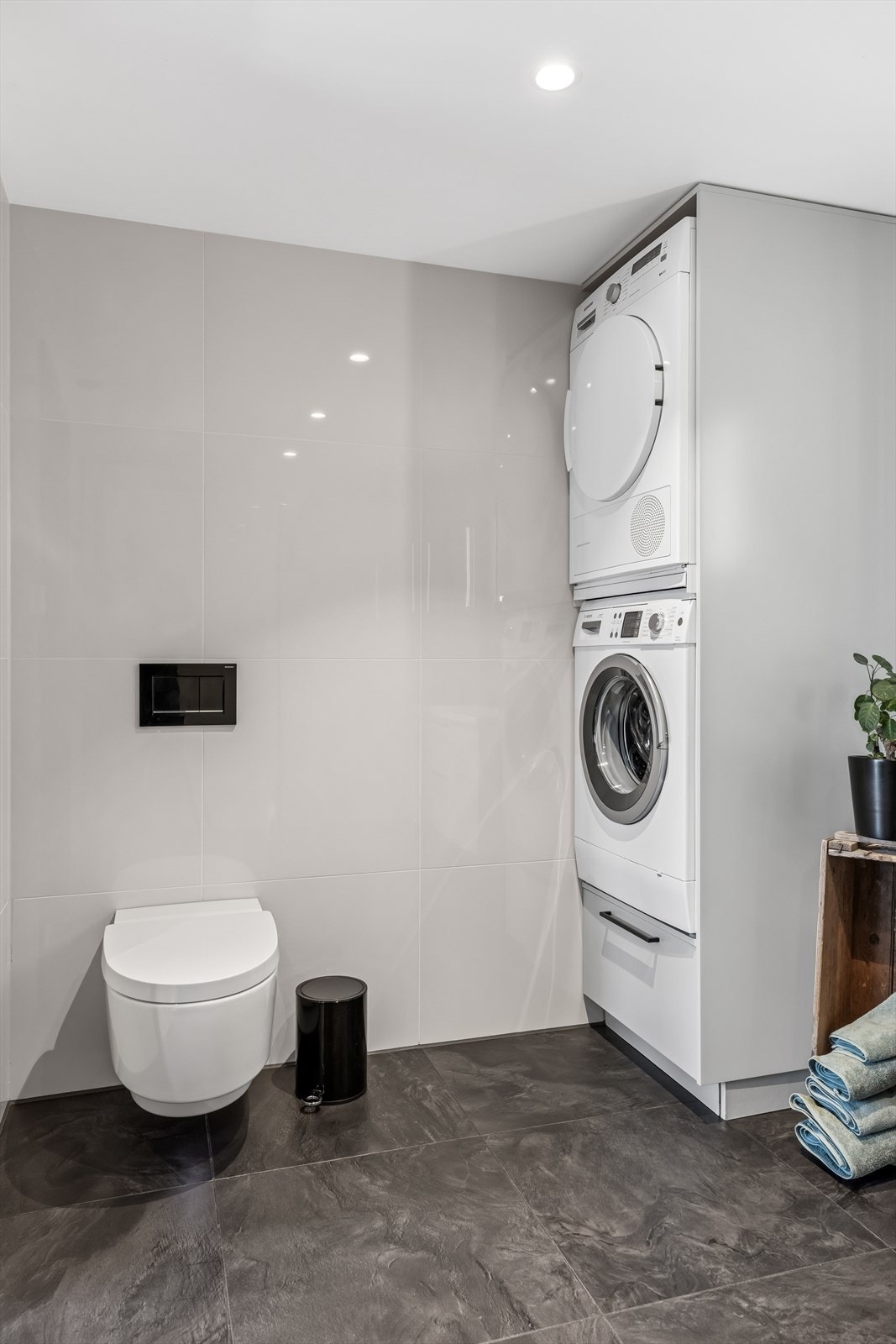 Det er opplegg for vaskemaskin og tørketrommel, og rommet har balansert ventilasjon for et godt inneklima. Galleribilde