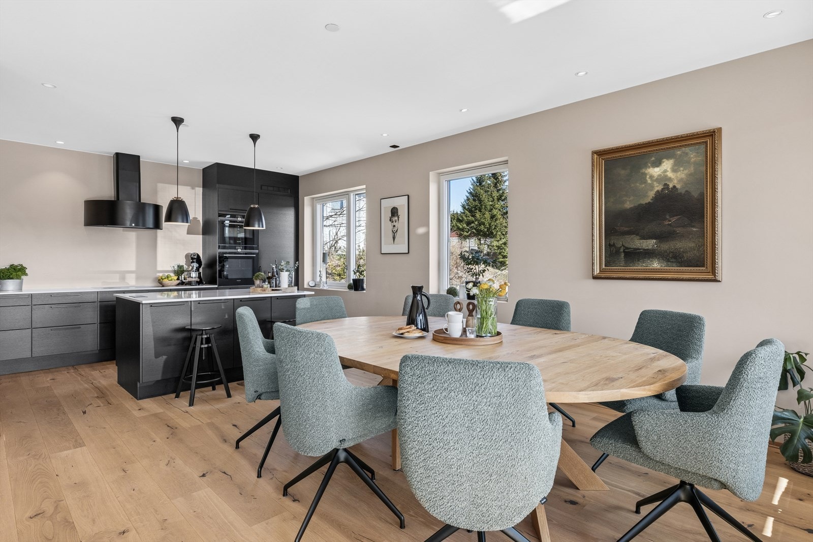 Kjøkkenet har en moderne innredning fra Sigdal i modellen Amfi Lakriz, med sorte fronter i eikefiner. Galleribilde