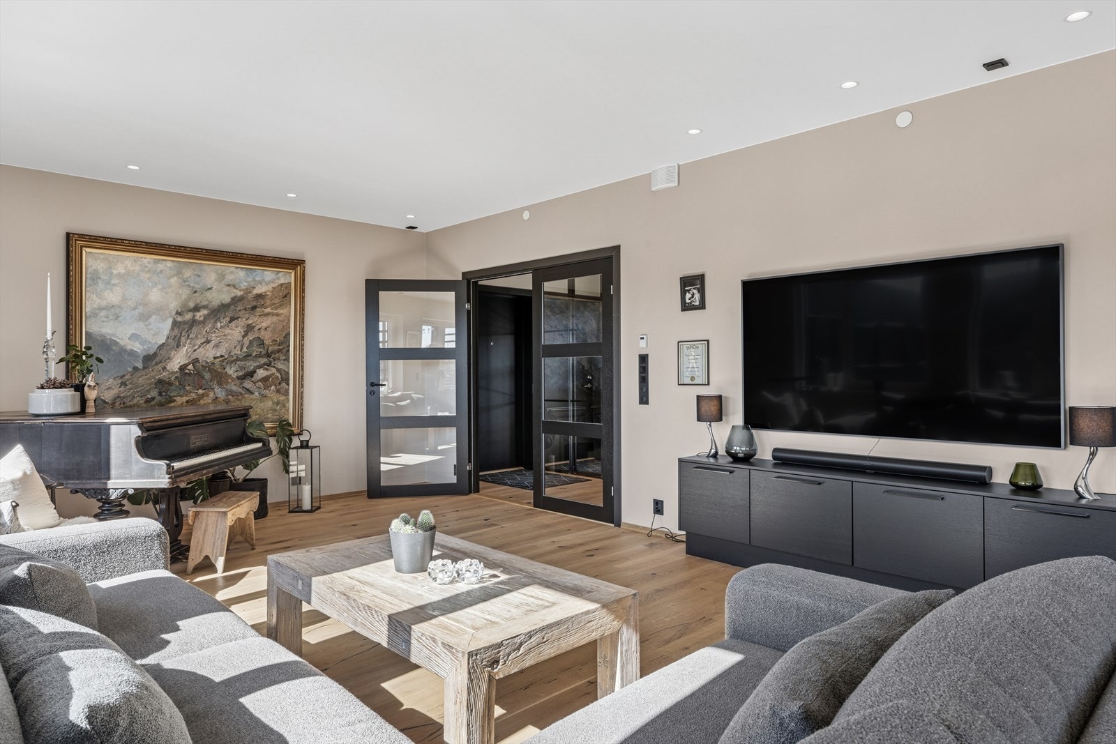 Hele leiligheten er utstyrt med smarthussystem og alle rom har uttak for både TV og WiFi, samt opplegg for Sonos-lydanlegg. Galleribilde