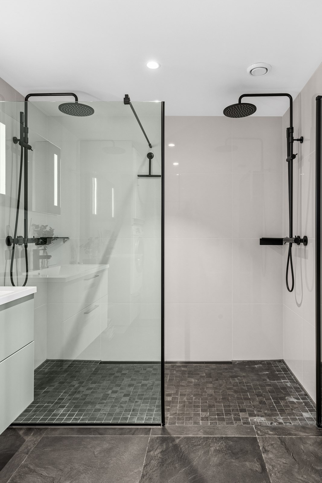 Stor dusj sone med dusjvegger i herdet glass. Det er epoxy fuger for lenger levetid og enklere renhold. Galleribilde