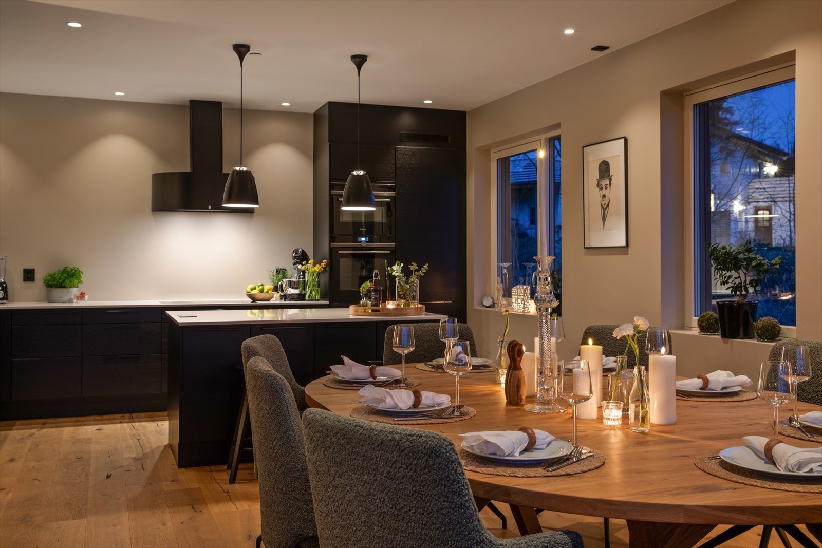 Kjøkkenet er innredet i en praktisk form og har godt med skap- og benkeplass. Galleribilde