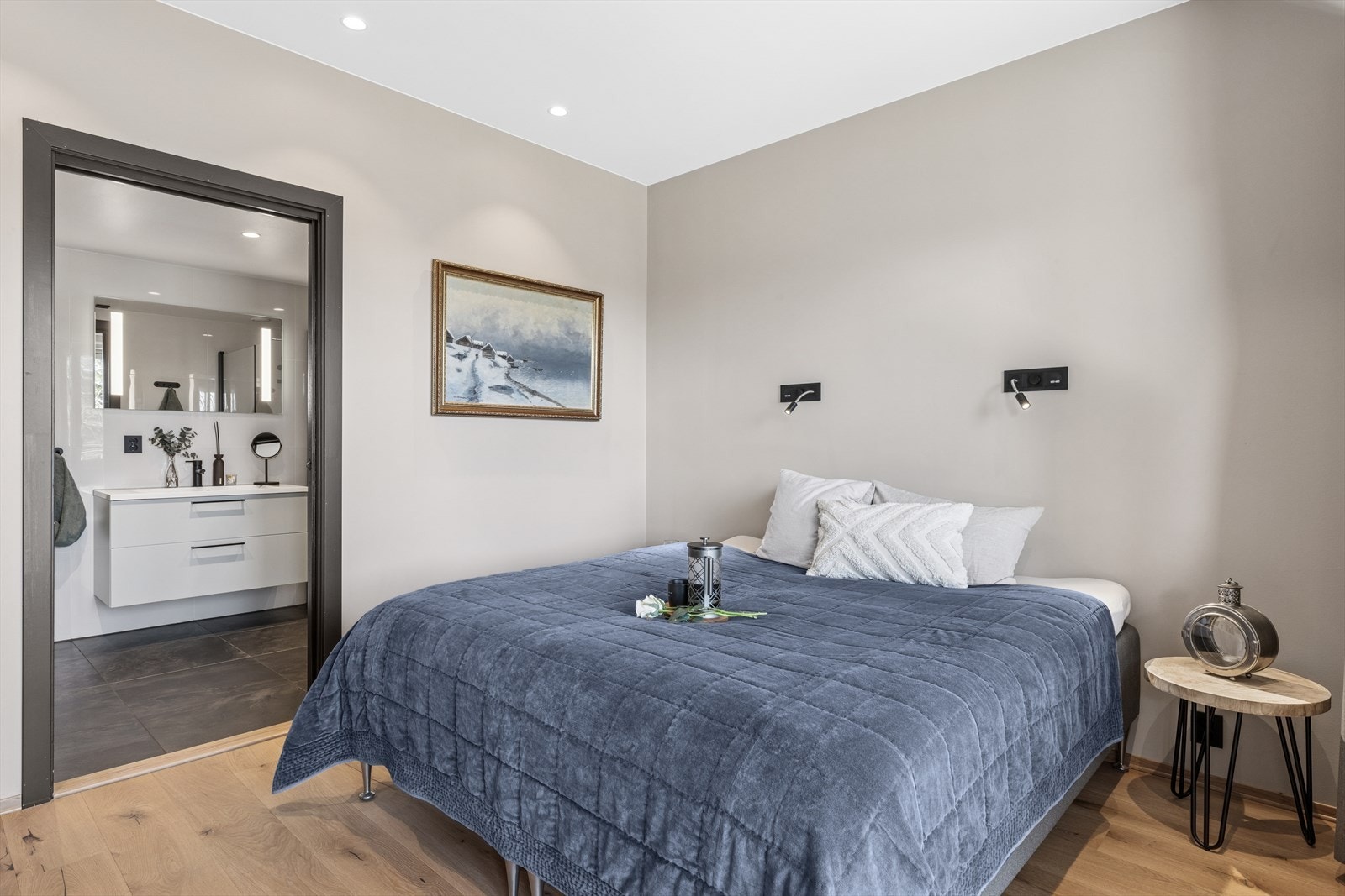 Hovedsoverommet har direkte tilgang til det ene badet. Galleribilde