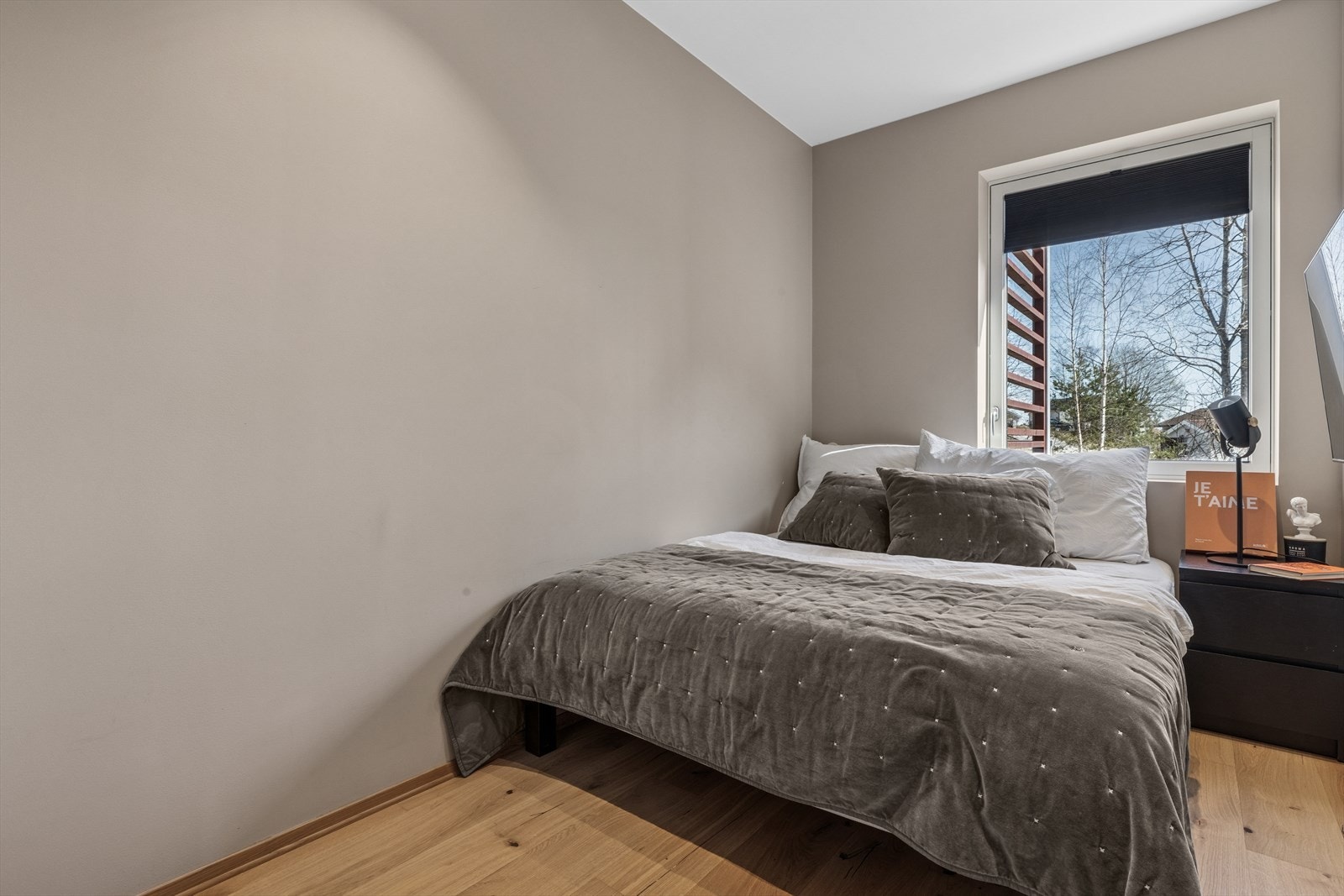 Det andre soverommet er praktisk utformet med plass til både seng og øvrige møbler. Galleribilde