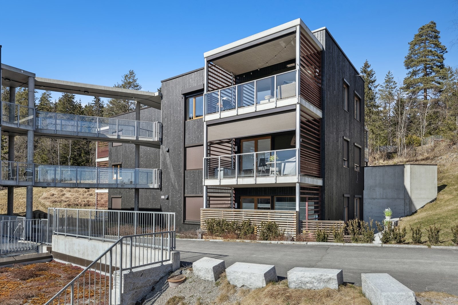 Seksjonen disponerer en bod i kjeller og parkeringsplass i parkeringskjeller med El-bil ladestasjon. Galleribilde