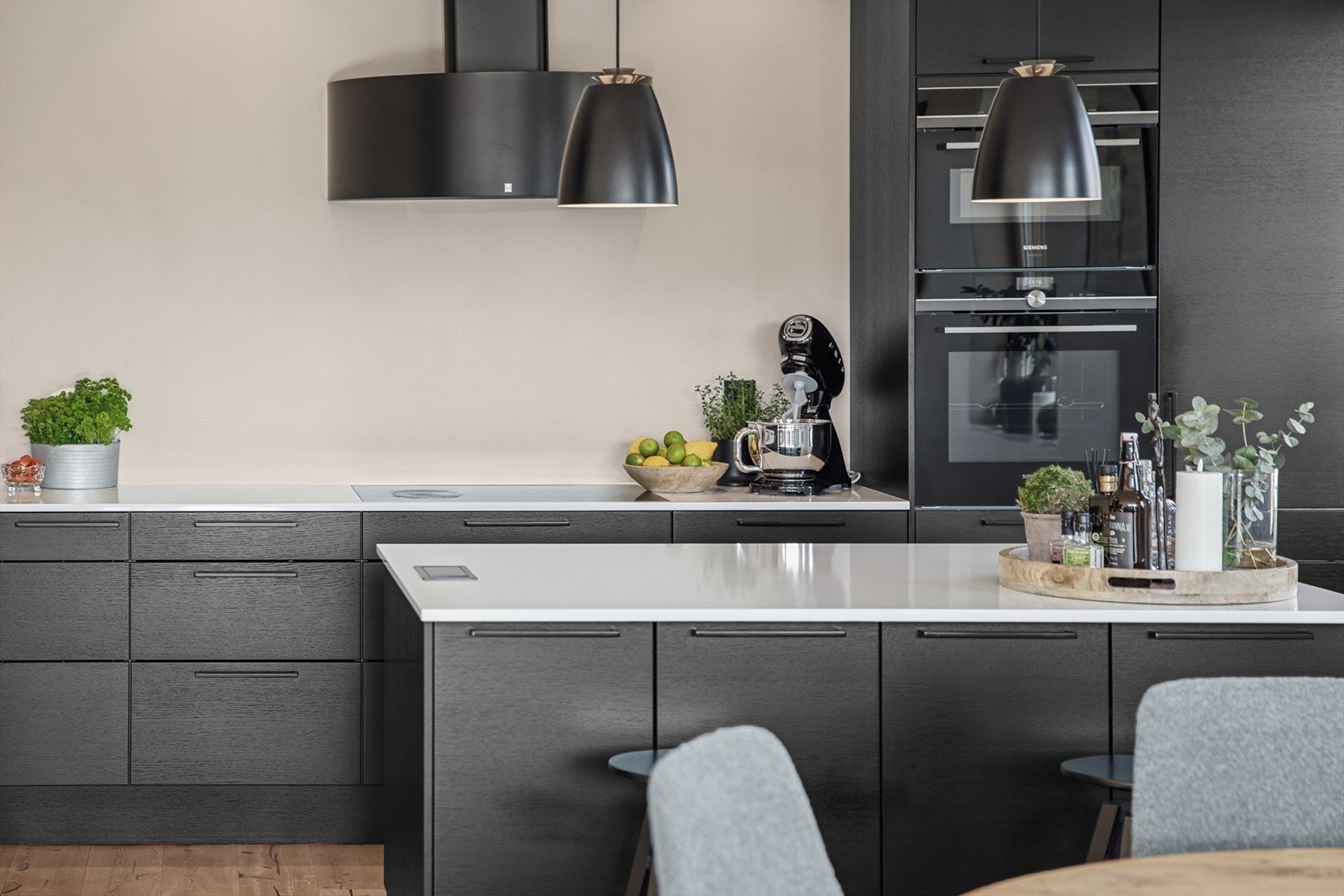 Kjøkkenet er godt utstyrt med integrerte hvitevarer, inkludert kjøleskap og eget fryseskap, oppvaskmaskin, stekeovn, kombiovn og induksjonstopp. Galleribilde