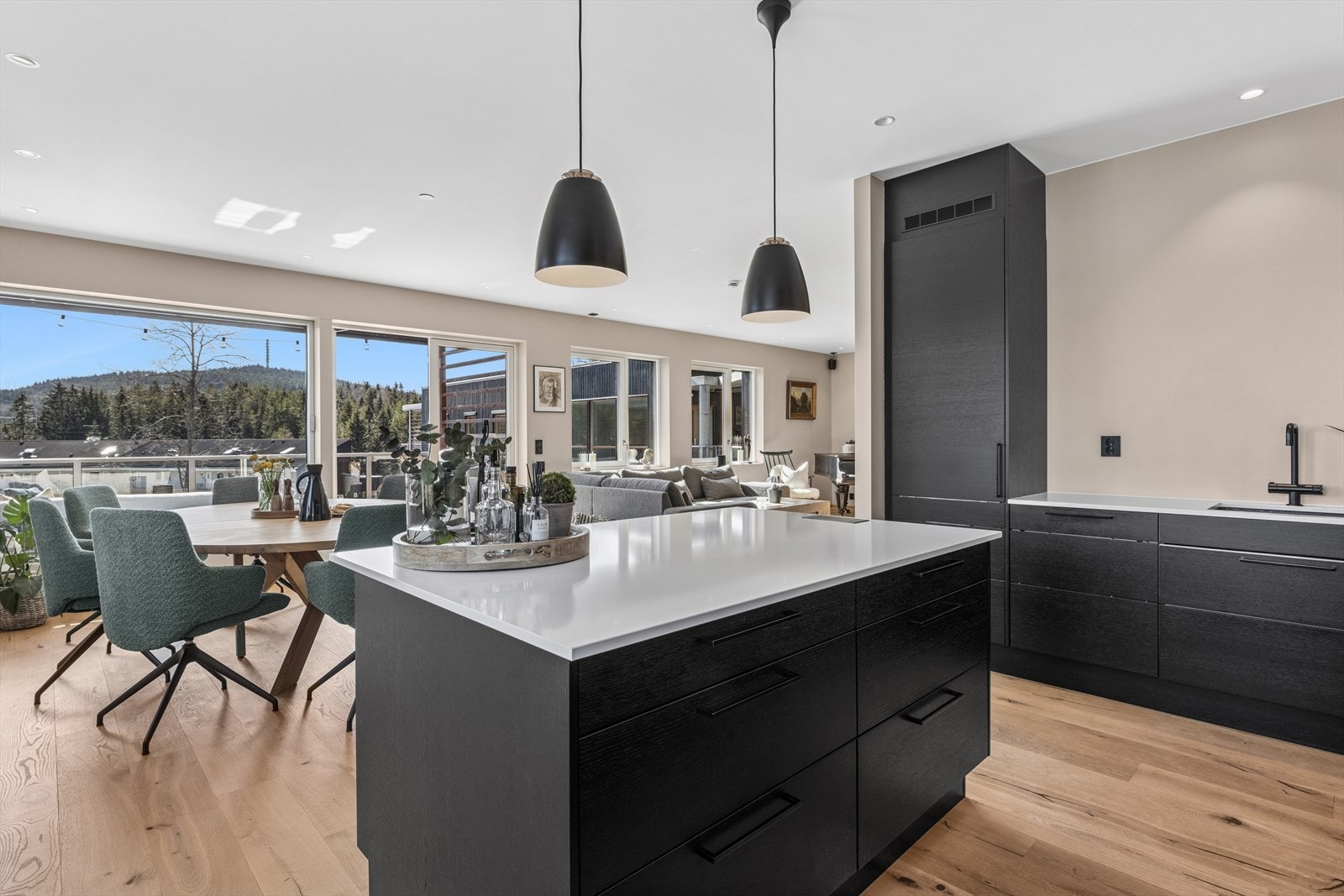 Det er mekanisk avtrekk fra ventilator, samt komfyrvakt. Galleribilde