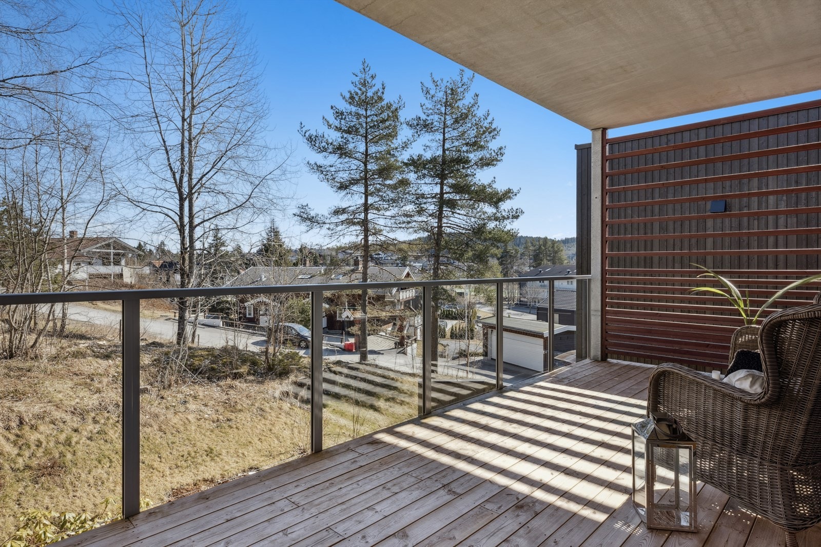 På denne balkongen kan morgen solen nytes eller svale kvelder. Det er opplegg til jacuzzi og varmelampe. Galleribilde