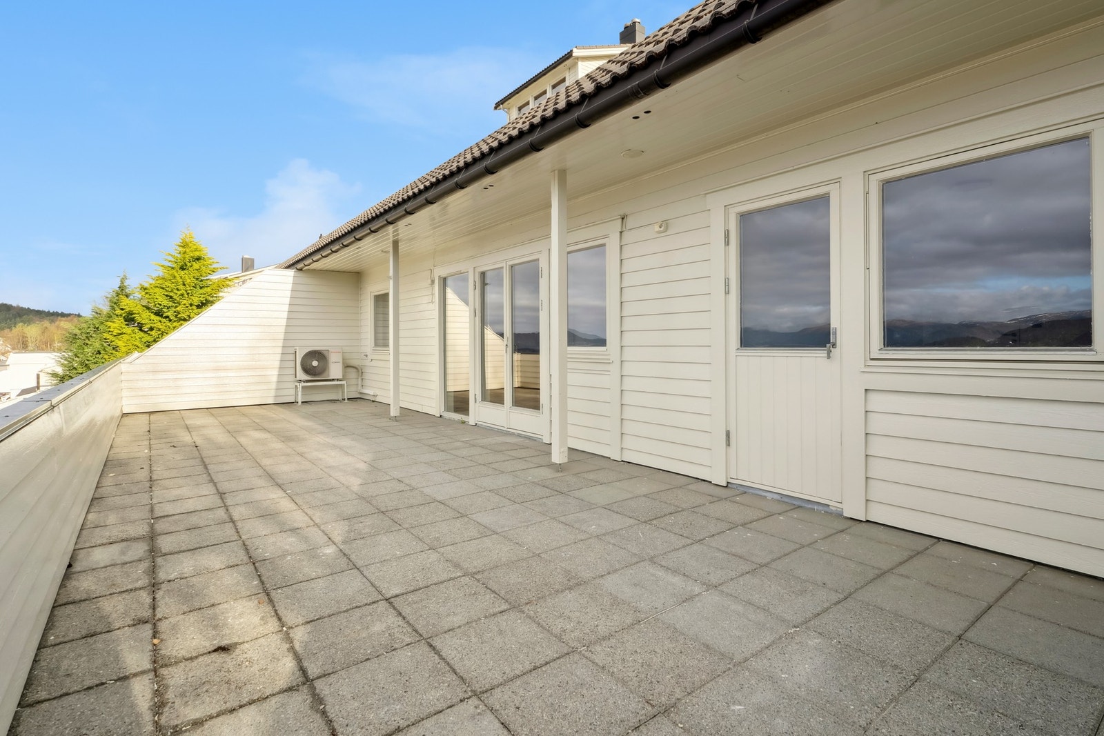 Tilhørende stor terrasse på hele 44 kvm. med delvis overbygg, og utgang fra både stue og ene soverom. Galleribilde