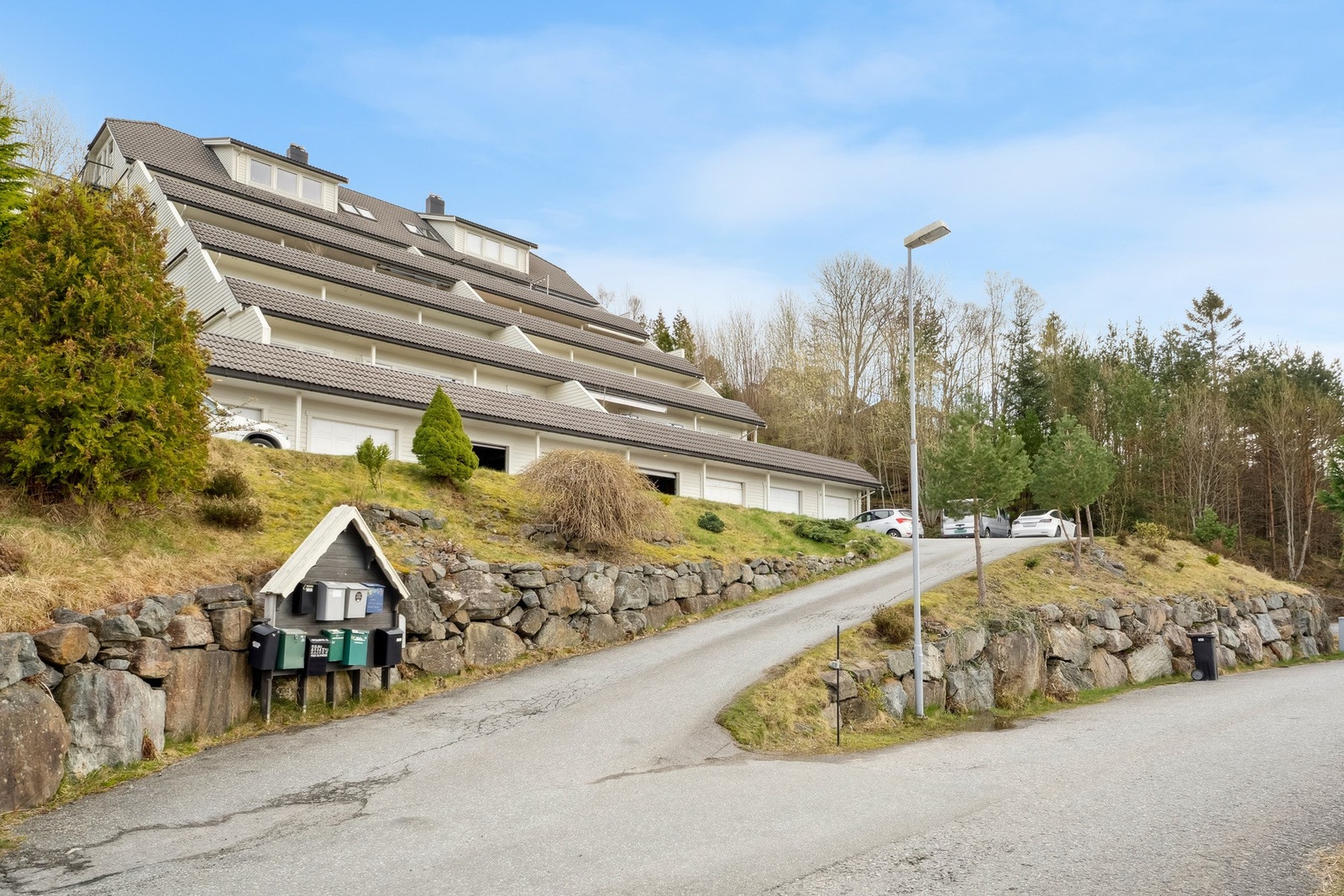 Leiligheten ligger fint til i et rolig og familievennlig nabolag med nydelige sol- og utsiktsforhold. Galleribilde