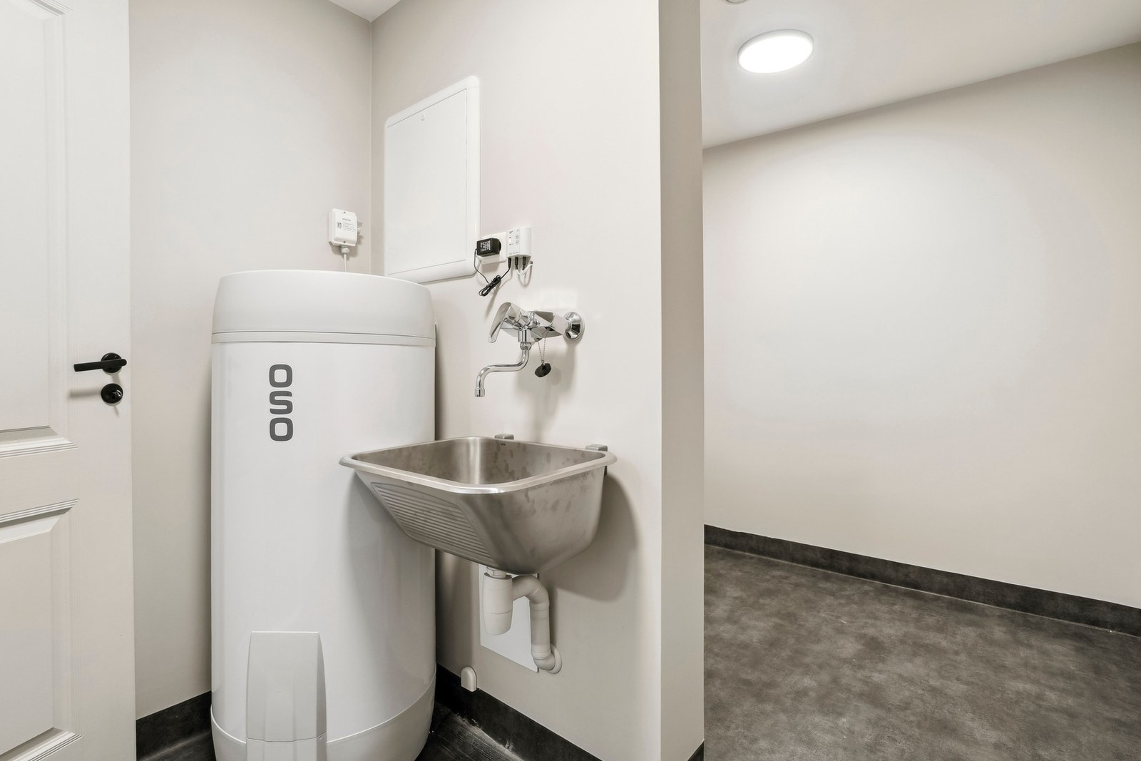 Det er malte plater på veggene og på gulvet er det våtromsbelegg med elektriske varmekabler. Varmtvannstank og utslagsvask er montert her. Et særdeles romslig og praktisk rom. Galleribilde