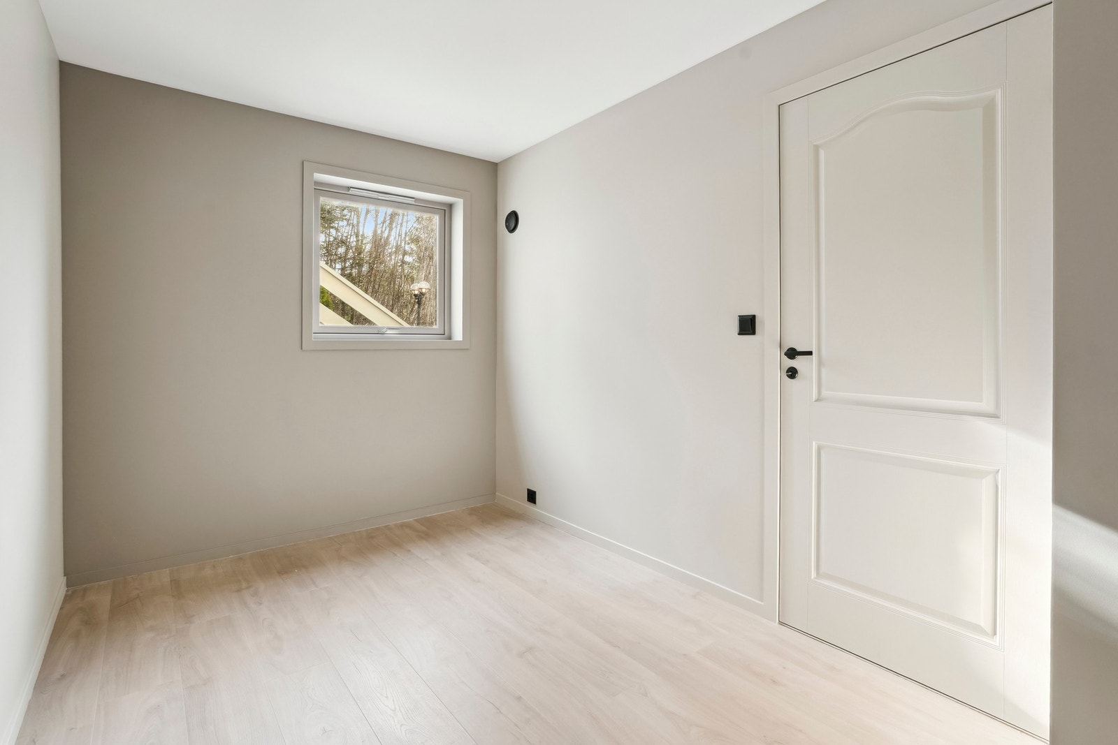 Soverom nr 3 med plass til seng, nattbord, og kommode. Vinduet vender mot sørøst. Galleribilde
