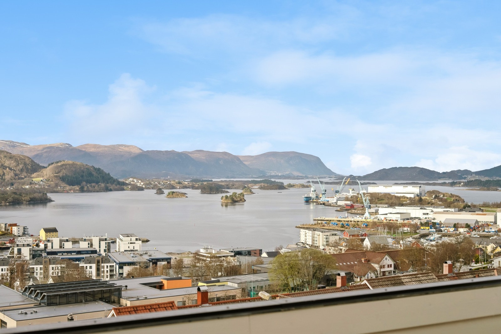 Her kan en nyte fantastisk utsikt over Ulsteinvik, fjord og fjell. Galleribilde