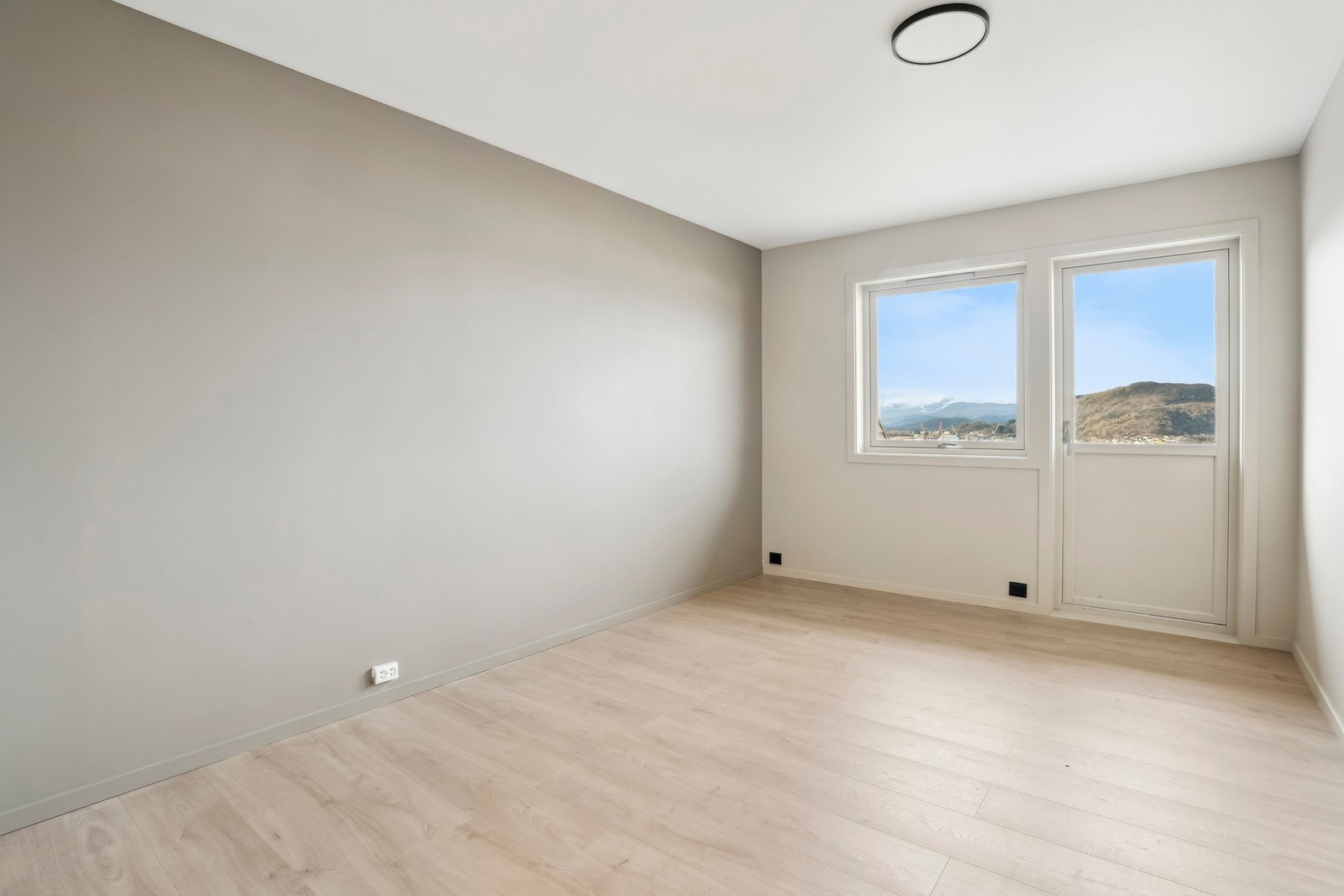 Hovedsoverommet har god størrelse med plass til dobbeltseng og tilhørende nattbord. Galleribilde