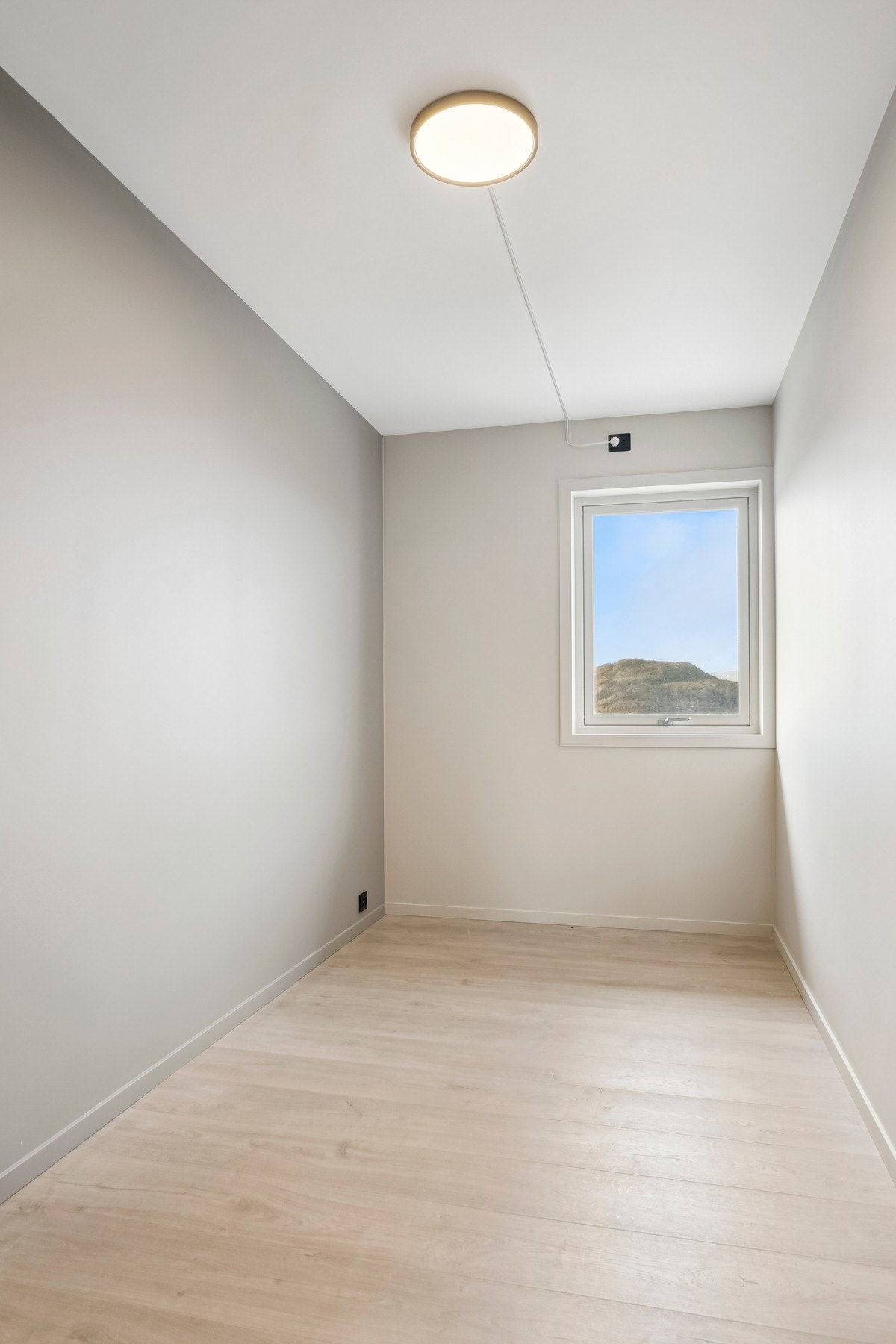 Soverom nr 2 med plass til seng, nattbord og kommode/garderobeskap. Galleribilde