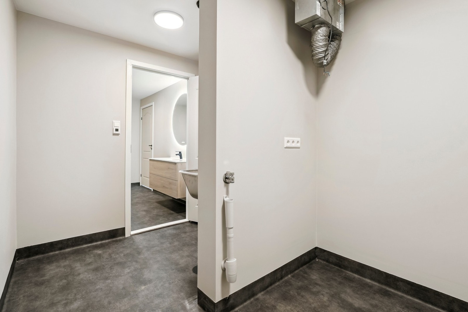 Vaskerommet er oppusset i 2025. Det er tilkomst via badet. Opplegg for vaskemaskin og tørketrommel. Galleribilde