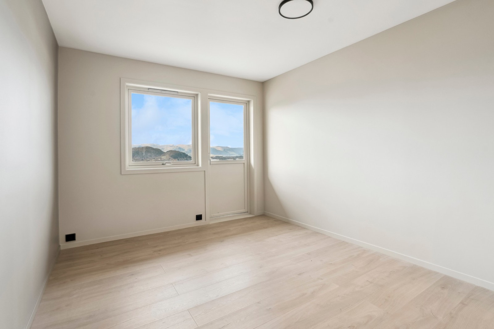 Rommet har de samme fine overflatene som de øvrige rom. Utgang til terrassen. Ny takbelysning. Galleribilde