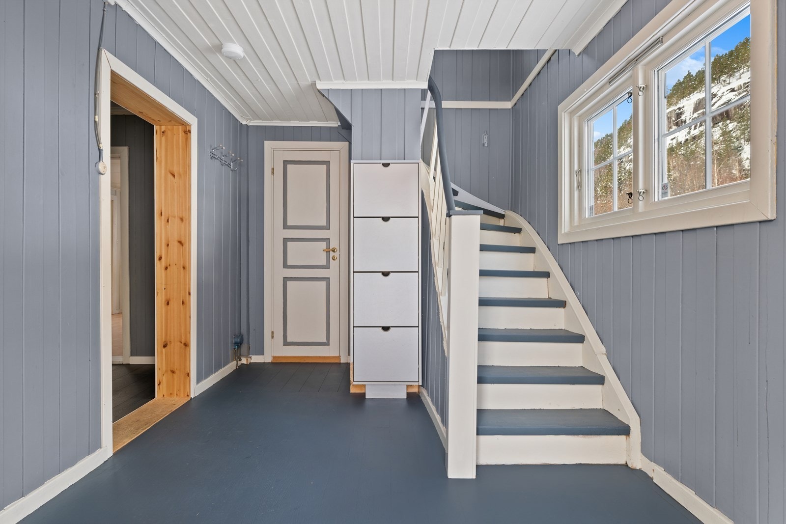 Romslig hall med trapp opp til 2. etasje. Galleribilde