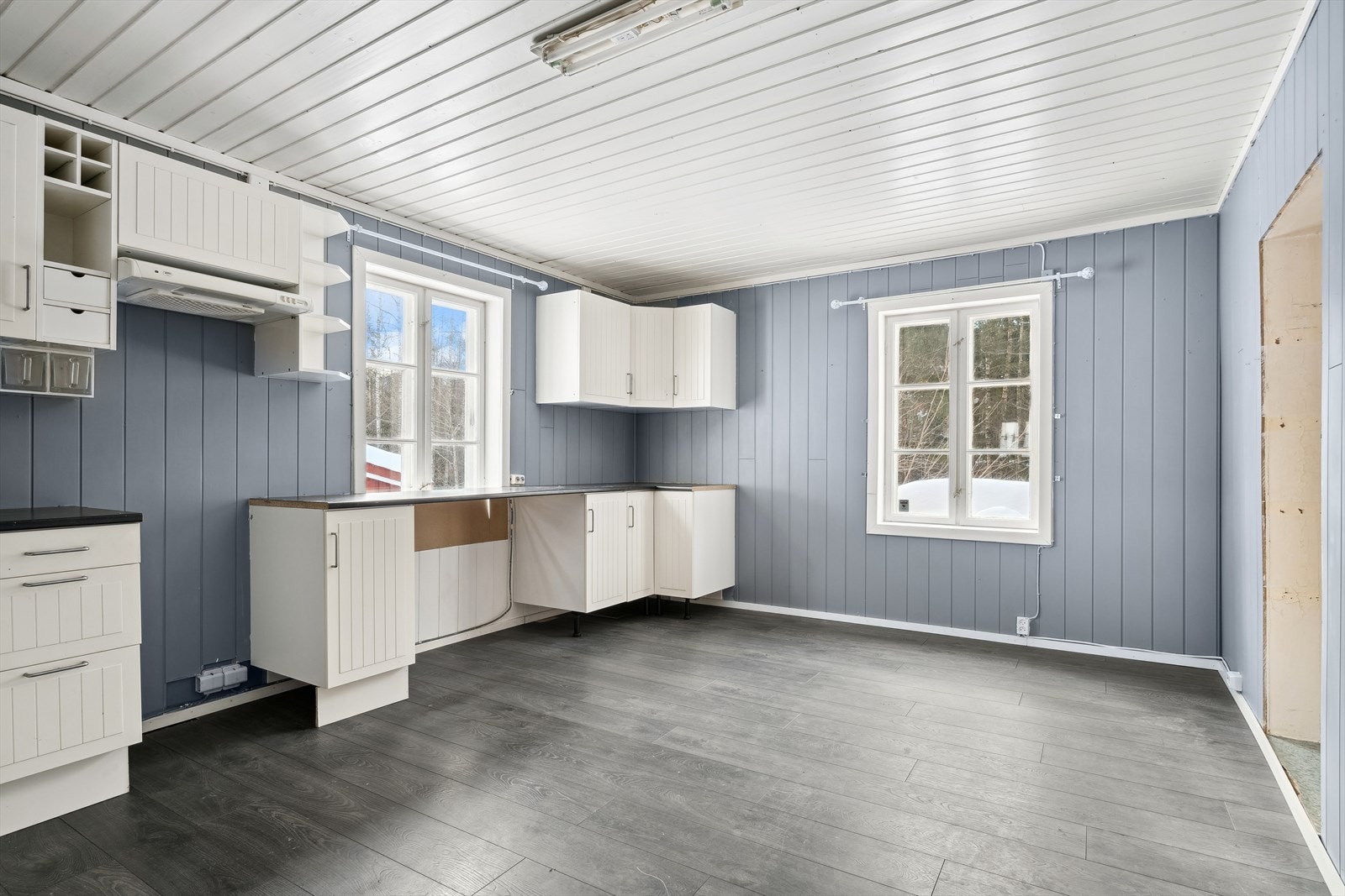 Kjøkken med innredning med profilerte fronter. Benkeplate av laminat. Godt med skapplass. Galleribilde