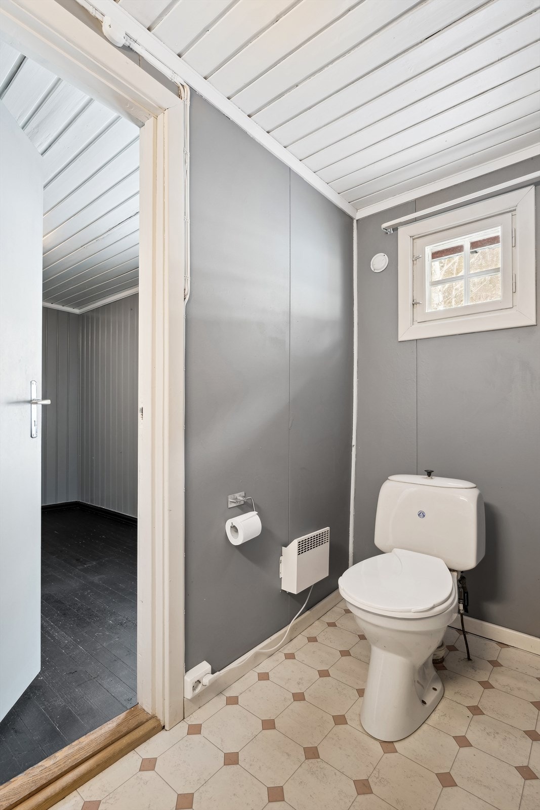 Toalettrom med wc. Galleribilde