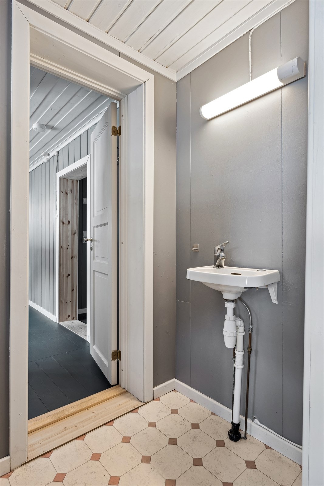 Toalettrom med vask. Galleribilde