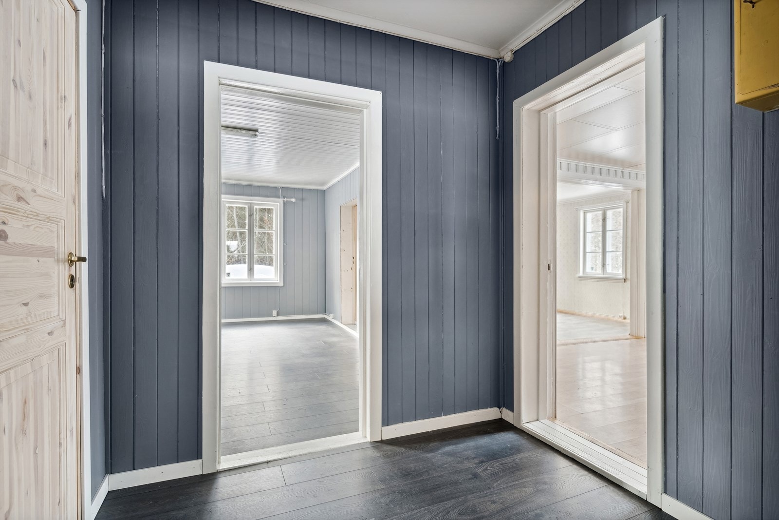 Fra hall med inngang til flere rom. Galleribilde