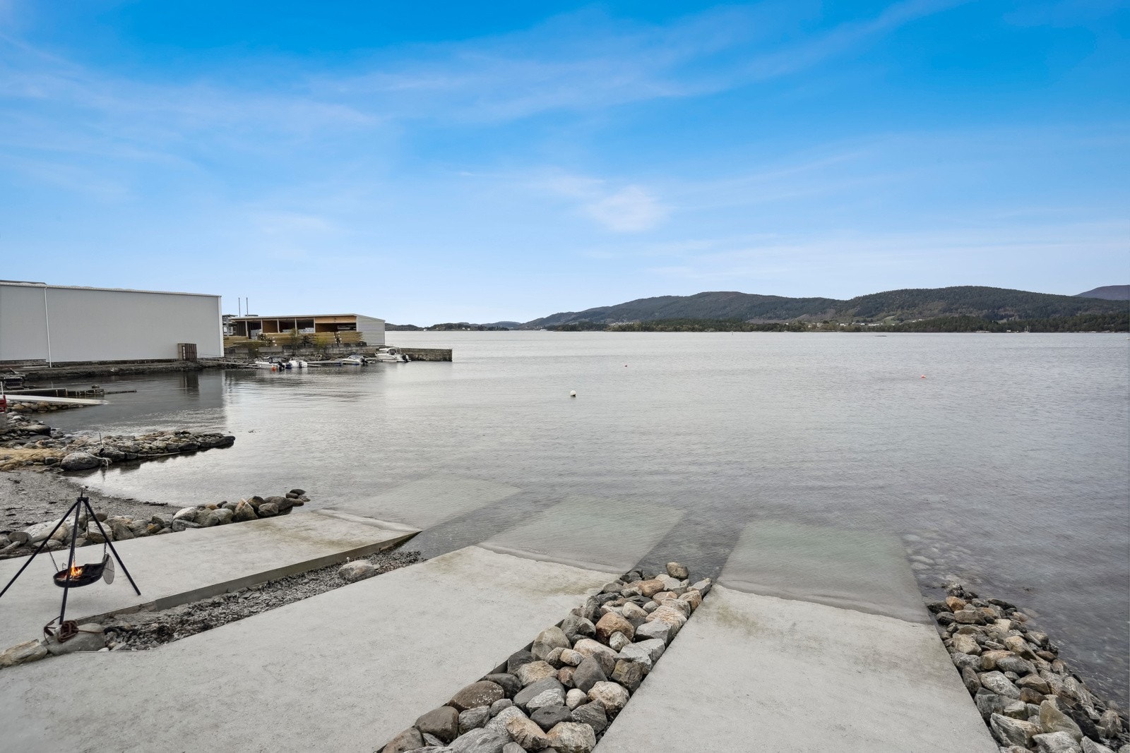 Fra naustet er det vakker utsikt mot Ellingsøyfjorden og Langholmen. Galleribilde