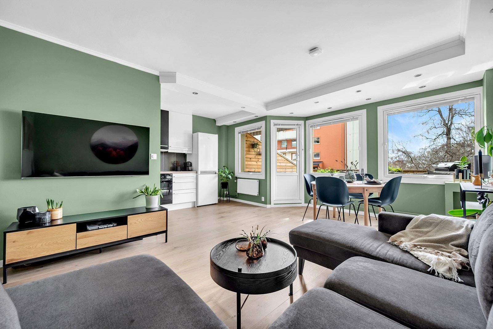 Det er en åpen kjøkken- og stueløsning med naturlig skjermet kjøkken. Galleribilde