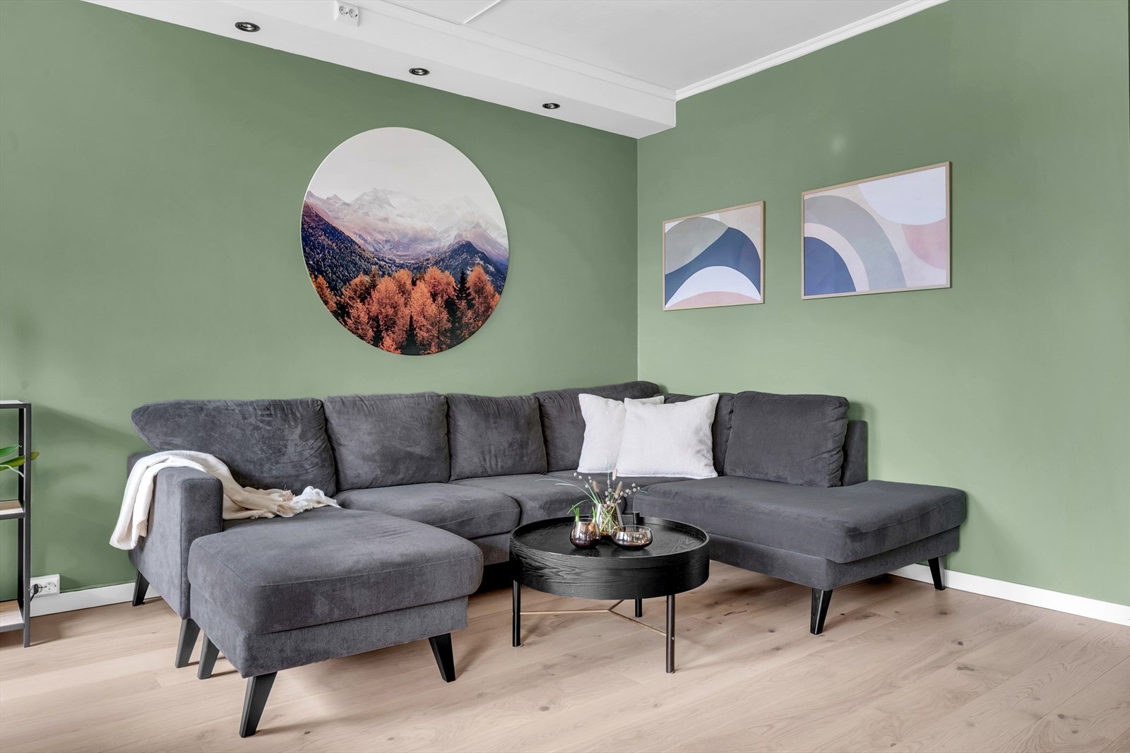 I stuen er det plass til sofagruppe med tilhørende sofabord og tv-møblement. Galleribilde