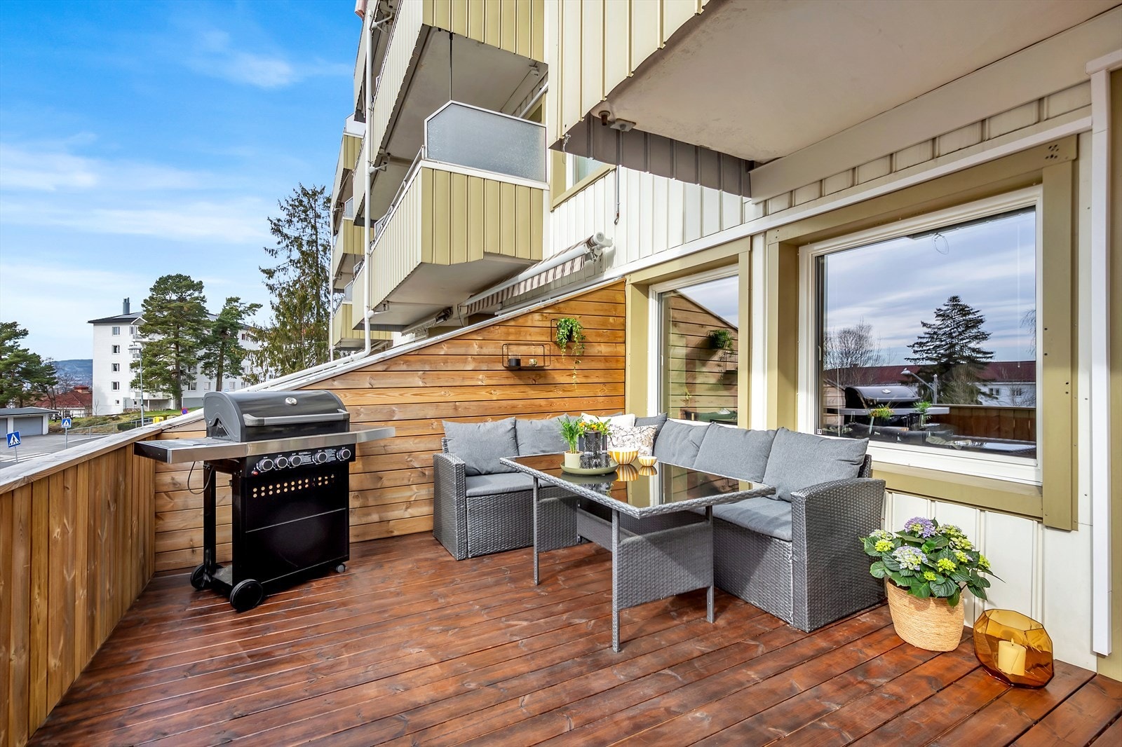 Det er god plass til flere sittegrupper, grill og beplanting. Galleribilde