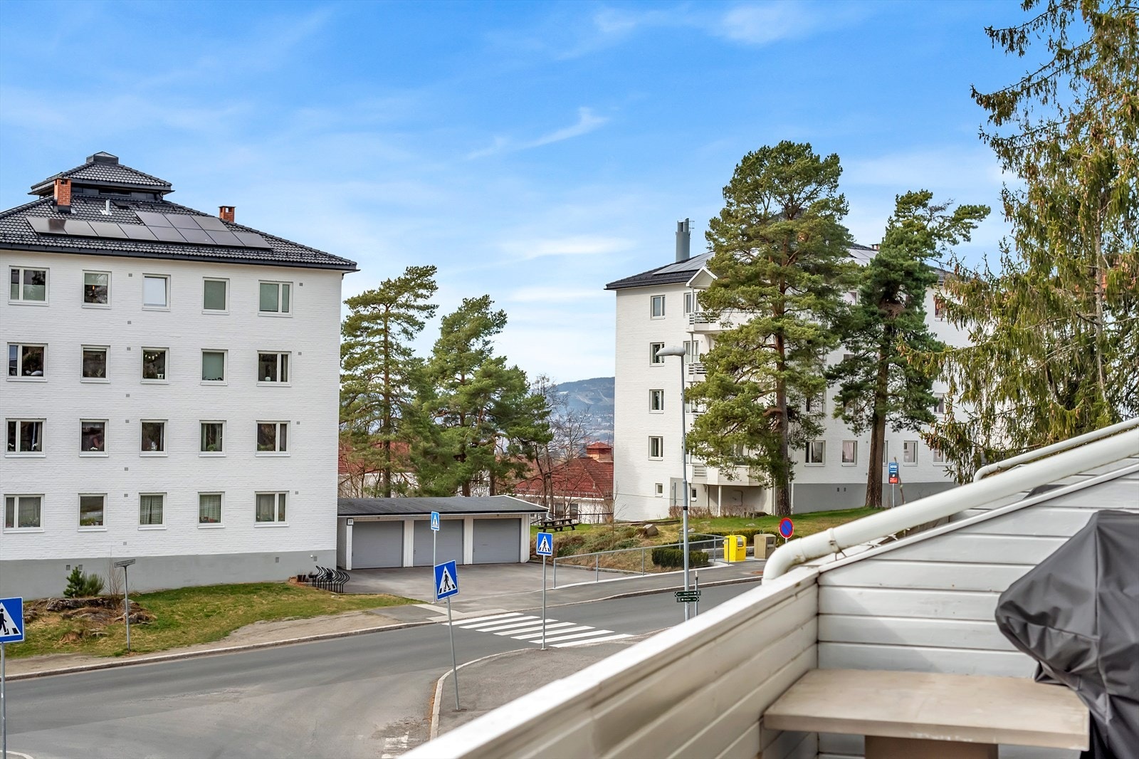 Fra terrassen er det åpent og fint utsyn, uten sjenerende innsyn. Galleribilde